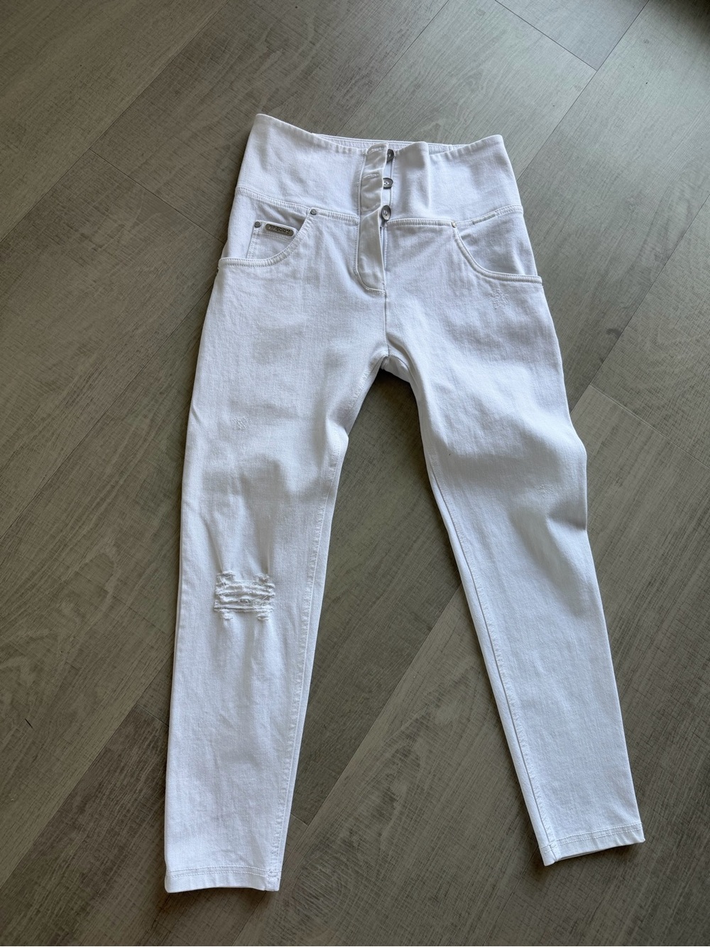 NWOT Freddy White High-Rise Skinny Jeans with Knee Distress - Size M